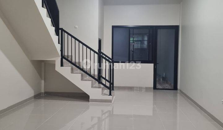 Ruko 2 Lantai Disewakan di Jl. Raya Villa Melati Mas Serpong 2
