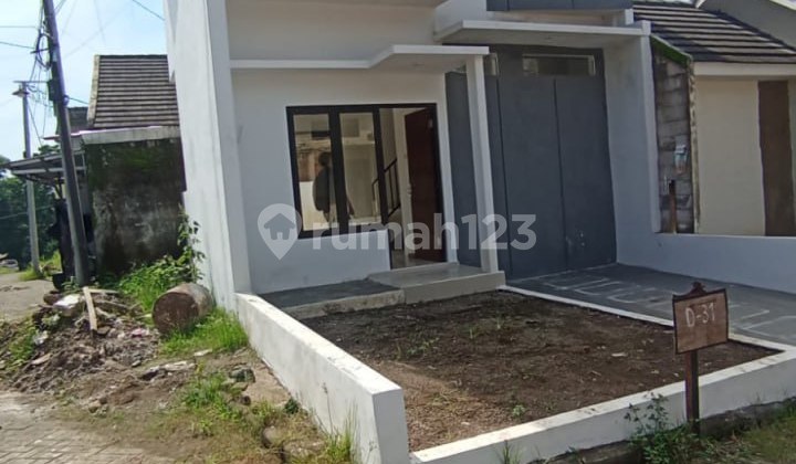 New Ready-to-Occupy House for Sale, Hook Position in Purwoasri, Singosari