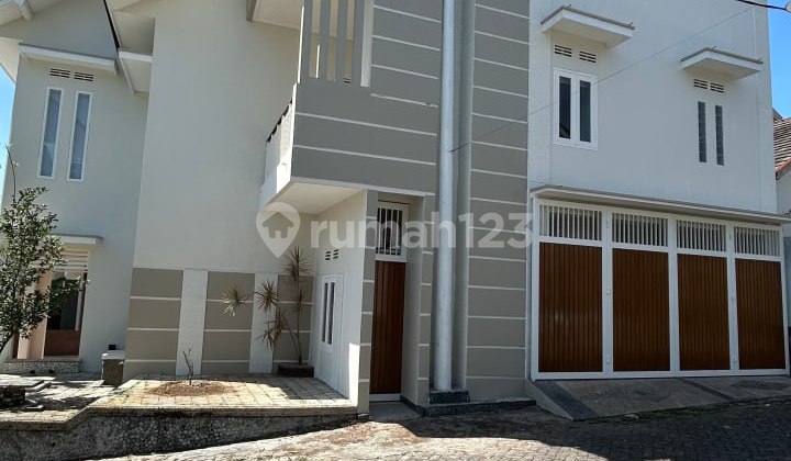 Premium Active Villa for Quick Sale in Central Pesanggrahan Batu City