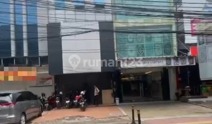 Commercial Shop House in South Jakarta Needs Renovation Commercial Shop House in South Jakarta Needs Renovation