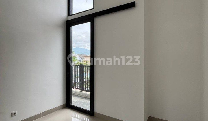 Minimalist 2-Story House with Mountain View in Batu Panorama 2
