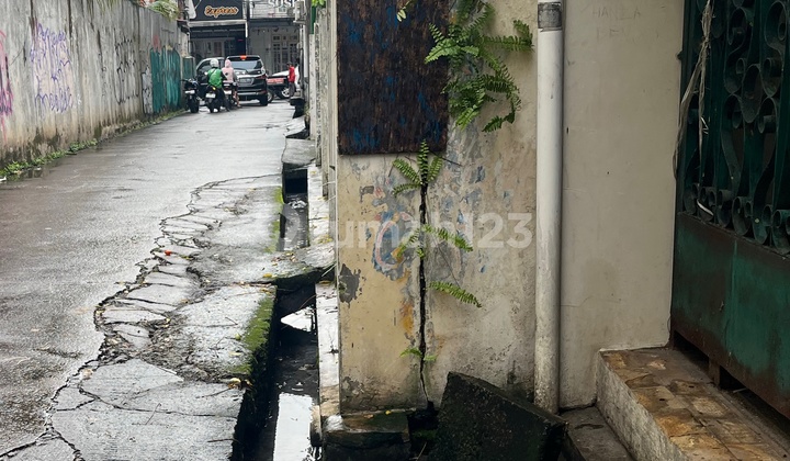 Rumah Lama Cantik Asri SHM di Jatiwaringin 2