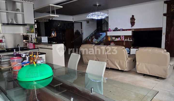 Rumah Luas Kolam Renang Gym SHM di Jatiwaringin