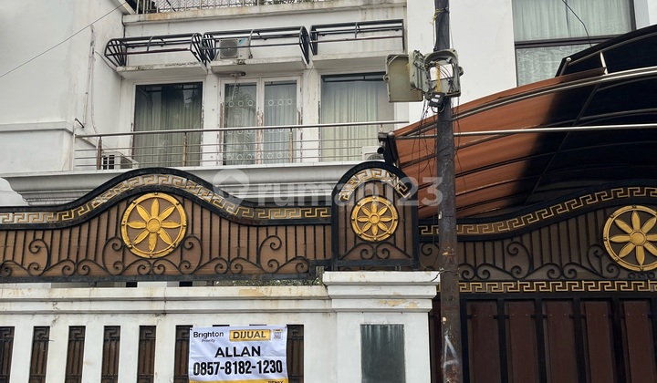 Beautiful Luxury 3-Story House 322m2 Land 650m2 in Tebet Kebon Baru