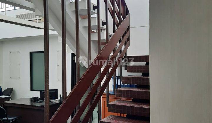 Jual Gedung Perkantoran Lokasi Sangat Strategis di Area Sukajadi, Bandung Carport Luas Harga Terjangkau 2