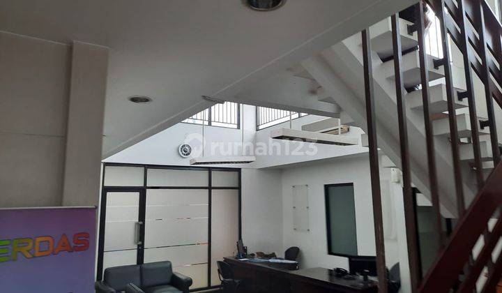 Jual Gedung Perkantoran Lokasi Sangat Strategis di Area Sukajadi, Bandung Carport Luas Harga Terjangkau 1