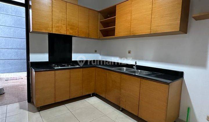 Rumah Disewa Nyaman Ada Kitchen Set di Batununggal Indah 2