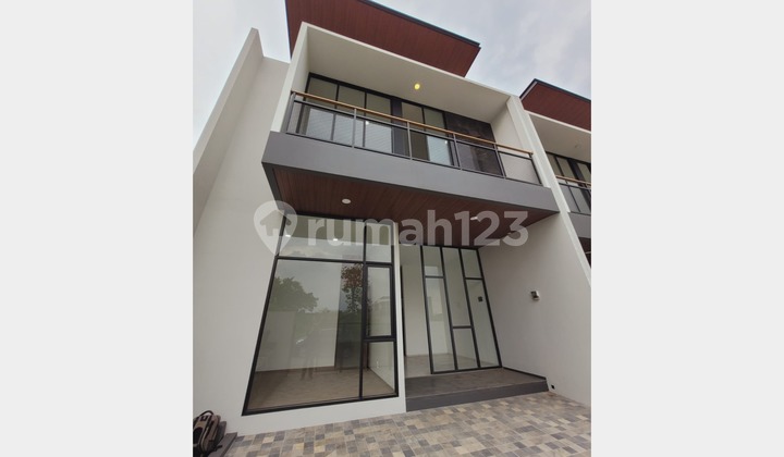 Dijual Rumah Siap Huni, Rumah, 2 Lantai, SHM, di Setra Duta Grande Dijual Rumah Siap Huni, Rumah, 2 Lantai, SHM, di Setra Duta Grande