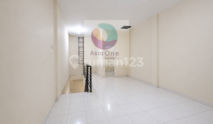 Translation: Sell 3-Story Shop House at Prumnas Klender East Jakarta Busy Street Access 2