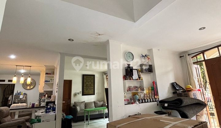 Rumah Bagus 2 Lt Rapih dengan Pencahayaan yang Maksimal Dilokasi Strategis 2