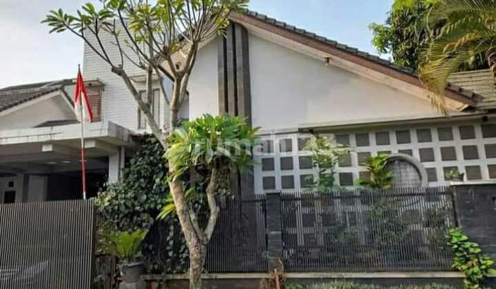 Rumah Bagus Semi Furnished Serba Apik Dekat Lap Tenis Komplex