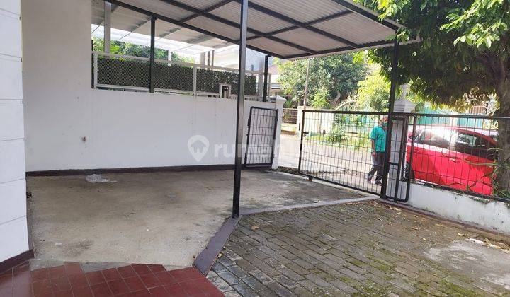 Rumah dengan halaman belakang luas strategis 5 mnt ke stasiun ka 1