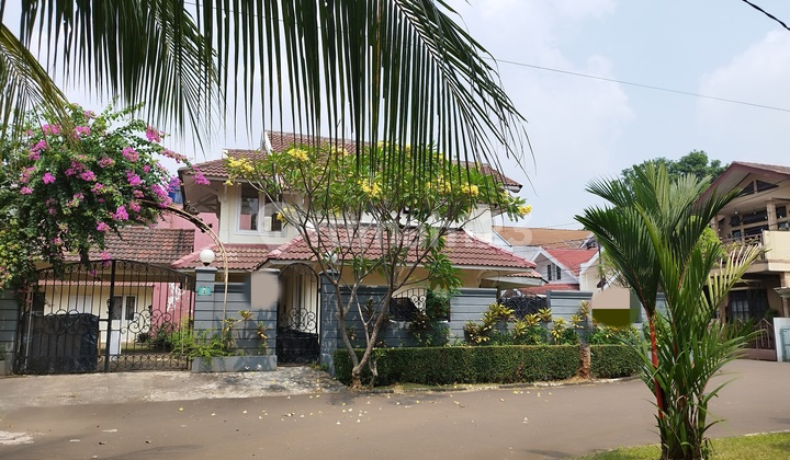 Rumah 2 Lantai Luas Tnh 1163m2 Depan Taman Yang Asri Tenang