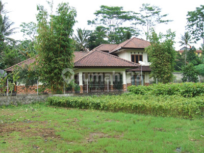 Rumah Peristirahatan Sangat Nyaman full furnished, Asri Bunyi Gemericik Air 