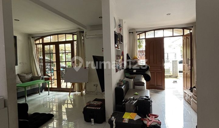 Rumah Bagus 2 Lt Rapih dengan Pencahayaan yang Maksimal Dilokasi Strategis 1