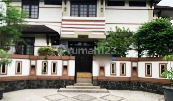 Rumah bagus kokoh posisi hoek strategis, 5 menit ke stasiun kereta Rumah bagus kokoh posisi hoek strategis, 5 menit ke stasiun kereta