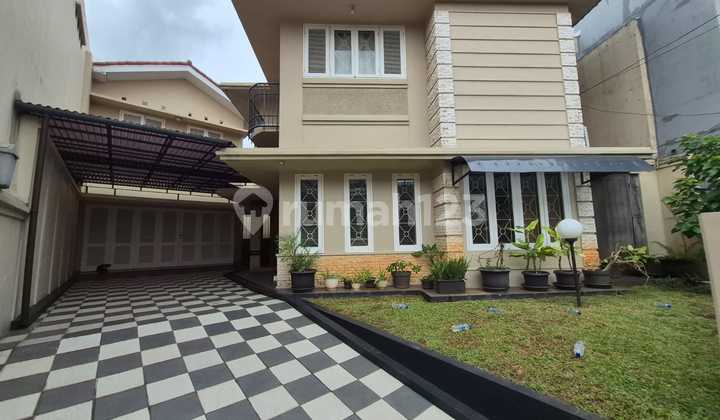 Rumah kokoh apik dengan halaman cantik memiliki paviliun diatas garasi letak strategis