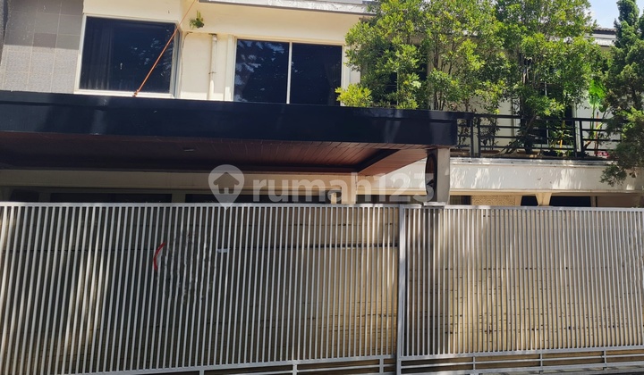 Rumah Kota Bandung dengan Kolam Renang di Sayap Pahlawan Rumah Kota Bandung dengan Kolam Renang di Sayap Pahlawan