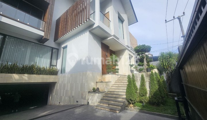 Villa Modern Eksklusif 3 Lantai Dijual, di Denpasar Barat Area