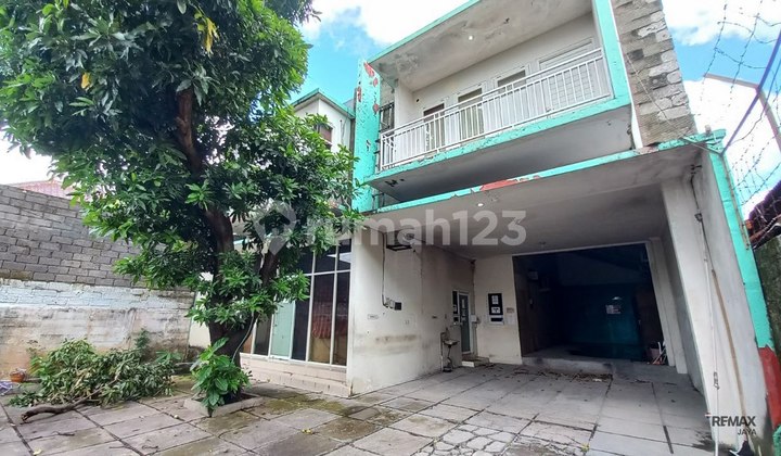 Office Building Plus Warehouse for Sale, in the Central Gatot Subroto Area.