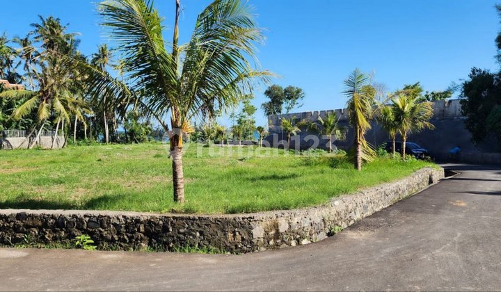 Land 7 Are Located on the Side of the Road for Sale, in the Pering Gianyar Area