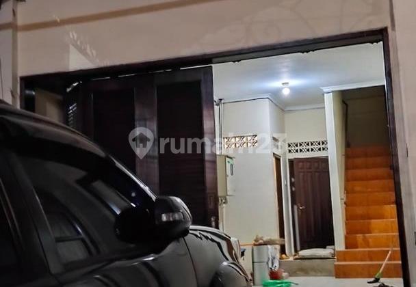 Rumah Mewah Akses ke Mall Living World Dijual, di Seroja Denpasar Area 2