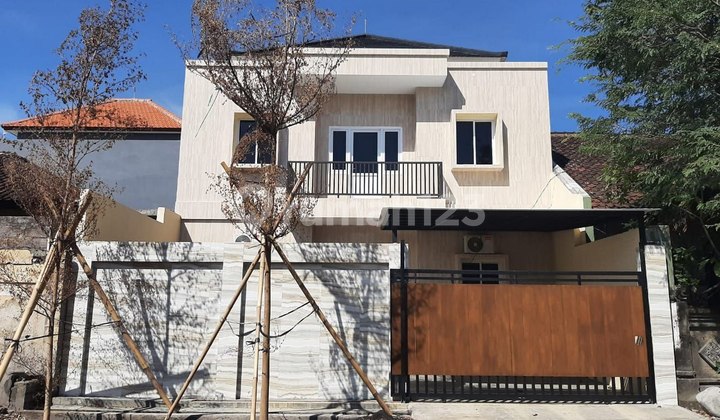 Rumah Cantik 2 Lantai Dekat Mitra 10 Dijual, di Gatsu Barat Area