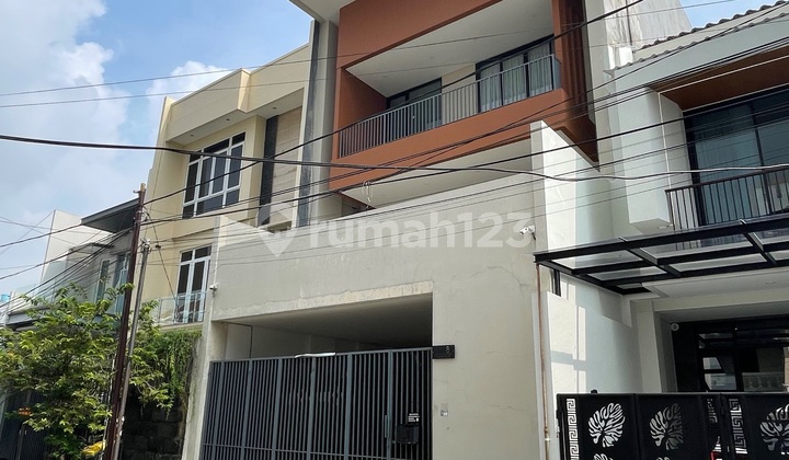 Rumah Modern 4 Lantai di Tengah Kota Jakarta Rumah Modern 4 Lantai di Tengah Kota Jakarta