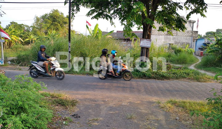 Tanah Luas di Pinggir Jalan Perumahan