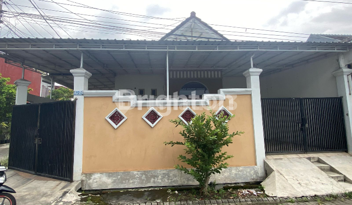 Rumah Pojok dan Luas