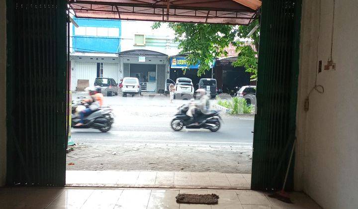 Pinggir Jalan Besar 1
