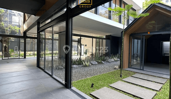 Rumah 2 Lantai Modern Tropical Garasi Carport Luas 2