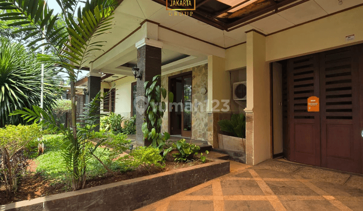 Rumah Senayan di Expat Area Ada Taman, Pool, Garasi Carport 2