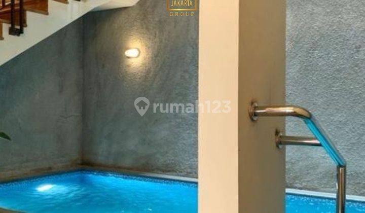 Rumah 3 Lantai Semi Furnished di Dekat Monas Menteng 2