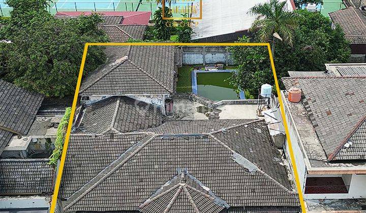 Rumah Kemang Ada Pool, Taman Carport Luas 2