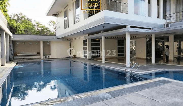 Rumah Kebayoran Baru, Ada Pool, Taman, Garasi Carport Luas 2