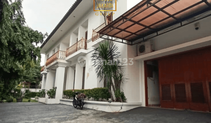 Rumah 2 Lantai Modern Tropical Semi Furnished Ada Pool Taman 2