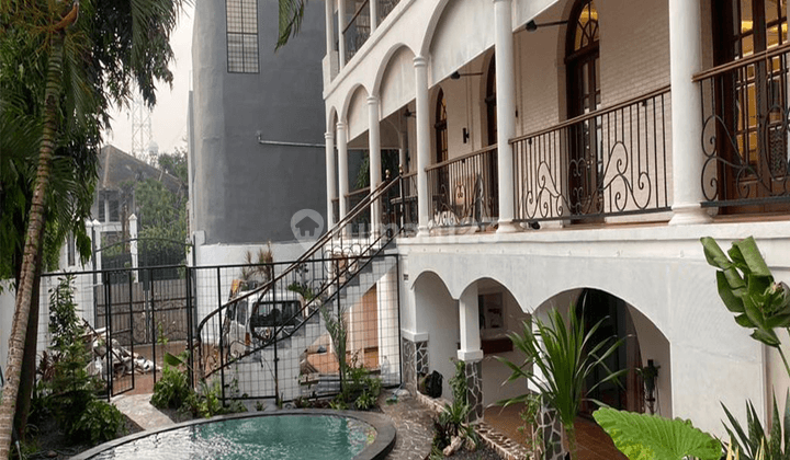 Rumah 3 Lantai + Rooftop Ada Pool, Garasi Carport Luas 1