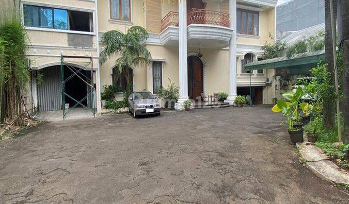 Rumah 2 Lantai Modern Classic Garasi Carport Luas 1