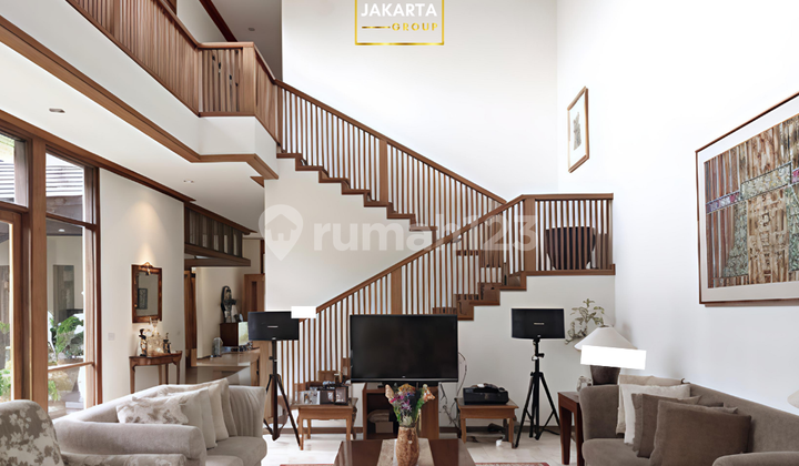 Luxurious Dago Bandung House, Comfortable for Living or Investment 2