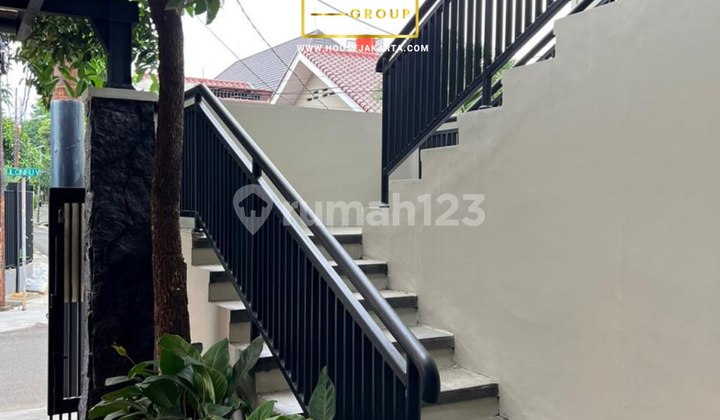 Rumah Senopati Prime Area Kebayoran Baru Dekat Scbd . Carport Luas 2