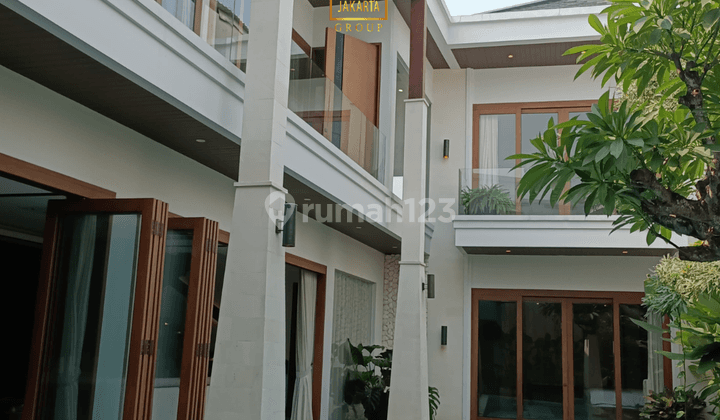 Rumah 2 Lantai Modern Tropical Dalam Komplek  2