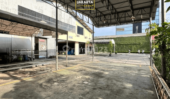 Bangunan Komersial Luas 2.312 m2 Matraman Raya 2