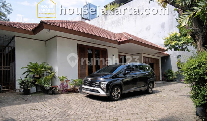 Menteng House in an Elite Area. Easy Access to Business Areas: Hi, Thamrin & Sudirman 2