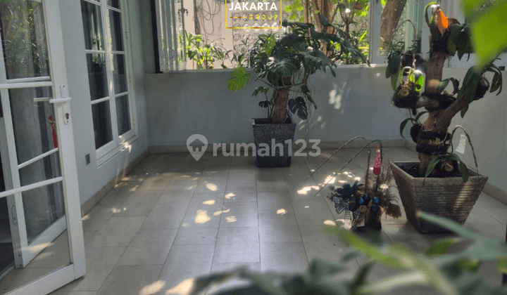 For Rent Rumah Hook 2.5 Lantai Lift, Pool & Garden, Garasi Luas Dekat Senopati 2