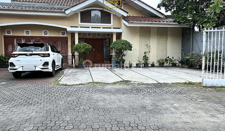 Rumah 2 Lantai Ada Pool, Garasi Carport Luas Dekat St Mrt 2