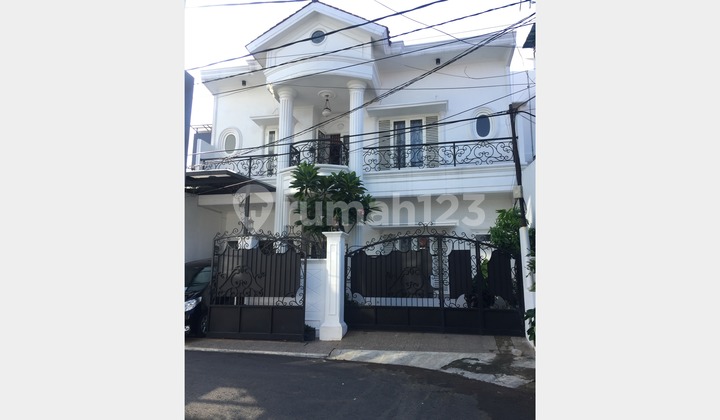 Luxury House with Exclusive 7-Bedroom Cost, South Mandala, Tomang