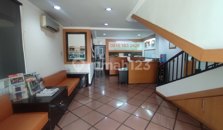 Gedung Kantor 3,5 Lantai Bagus, Parkir 11 mobil, Cikini, Jakpus
