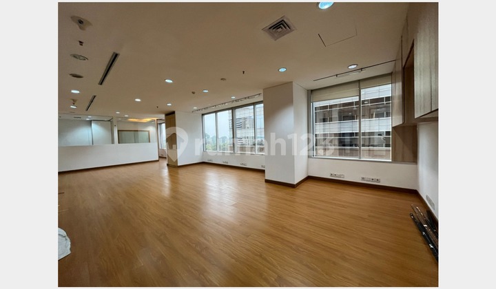 Office Space 300 Meters in Menara Sudirman, Senayan