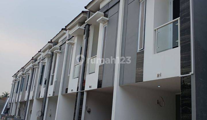 Di Jual Rumah Mewah 4 kamar dan garasin2 mobil Di Pisangan  1